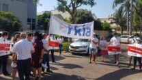 "קבלת שבת" מיוחדת של עשרות עובדי ארקיע מול ביתו של אבי חורמרו, נציגם של האחים נקש בישראל (צילום: יח"צ)