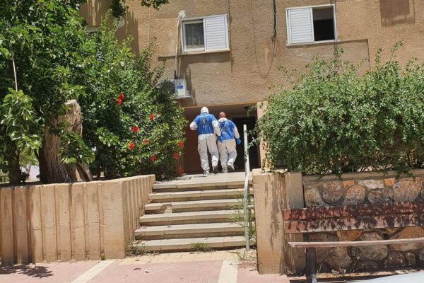 בית בערד בו נמצאה גופת אדם בשנות החמישים לחייו במצב ריקבון מתקדם, יולי 2020 (צילום: זק"א)