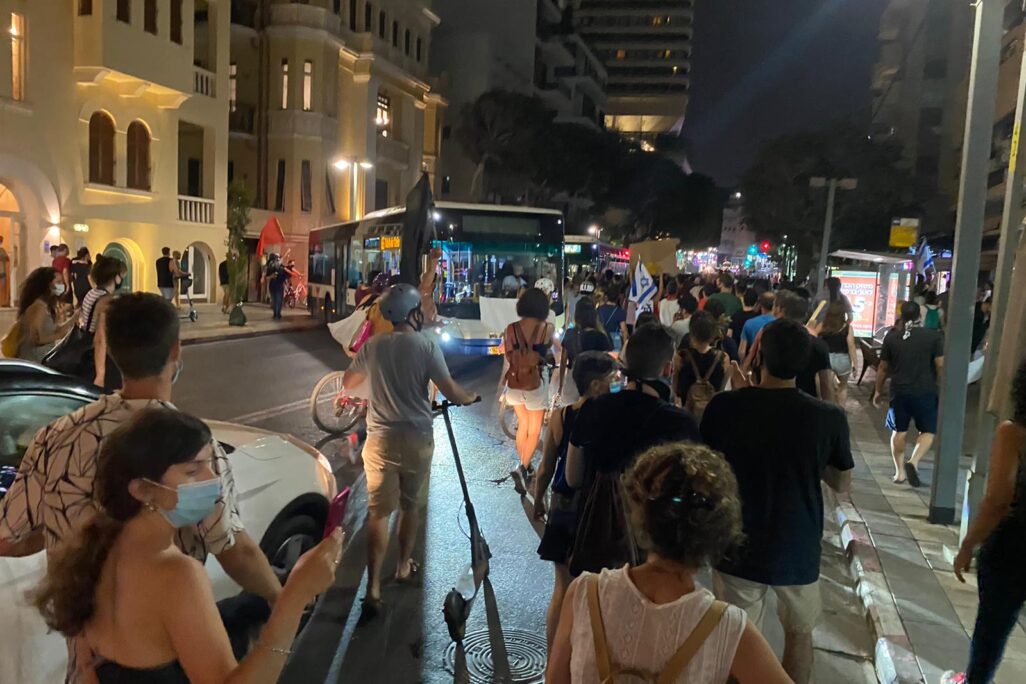חסימות כבישים בתל אביב אחרי ההפגנה בגן צ'רלס קלור (צילום: שרה אדמס) חסימות כבישים בתל אביב אחרי ההפגנה בגן צ'רלס קלור (צילום: שרה אדמס)