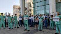 הפגנת רופאים מתמחים במהלך שביתת מחאה בבית החולים איכילוב בתל אביב (צילום: יואב רימר)