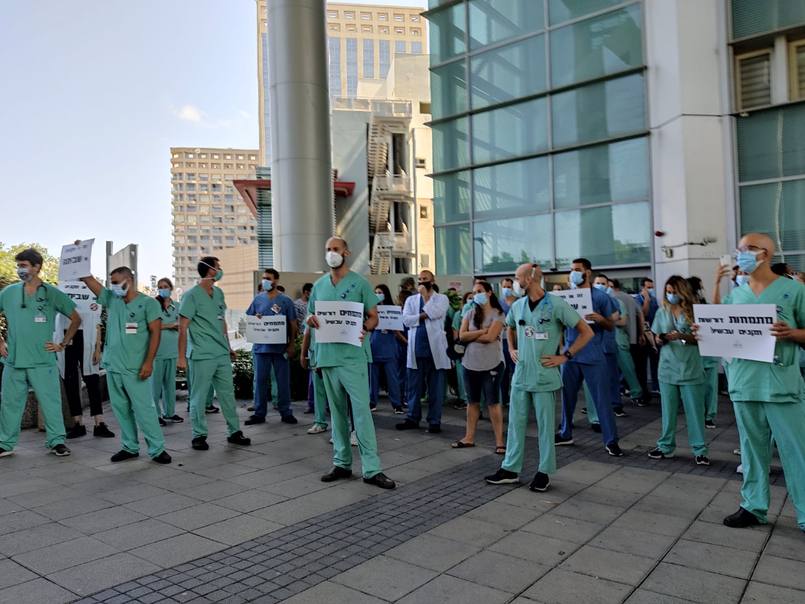 הפגנת רופאים מתמחים במהלך שביתת מחאה בבית החולים איכילוב בתל אביב בדרישה לתוספת תקנים, 20 ביולי 2020 (צילום: יואב רימר)