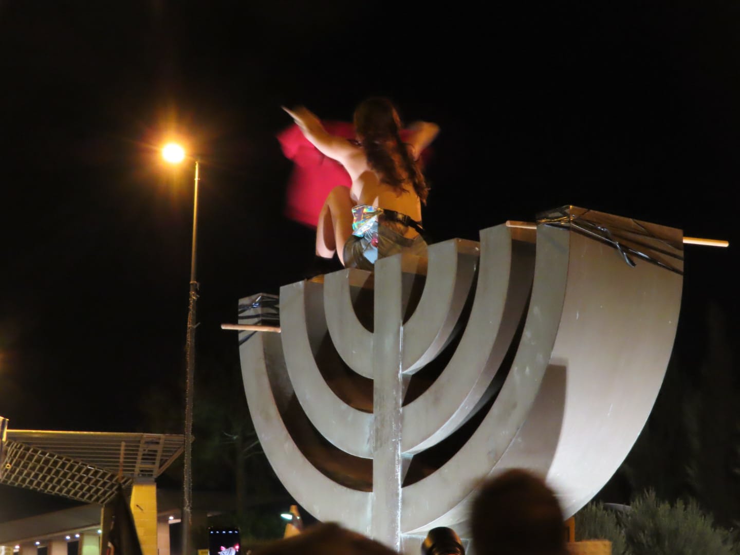 מפגינה בעירום חלקי על פסל המנורה מול הכנסת בהפגנת מחאה כנגד המצב הכלכלי וחוק הקורונה, 21 ביולי 2020 (צילום: אם תרצו)