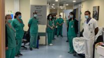 אחיות בדקת דומייה במהלך שביתת מחאה על התנאים במחלקות (צילום ארכיון: הסתדרות האחיות)