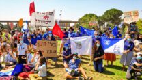 הפגנת תנועות הנוער מול משכן הכנסת (צילום: יוני בן דור)