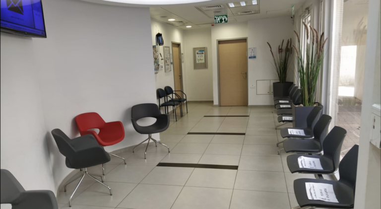 An empty office at a Clalit HMO building in Rehovot, as a result of a workers strike. (Photo: Assaf Zvi)