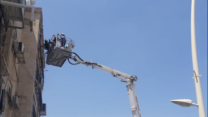 מנוף מפנה זבל ולכלוך מדירתו של אדם בן 70 בפ"ת (צילום באדיבות זק"א)