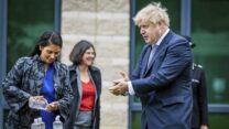 ראש ממשלת בריטניה, בוריס ג'ונסון, מחטא את ידיו בביקור בצפון יורקשייר (Charlotte Graham/Pool Photo via AP)