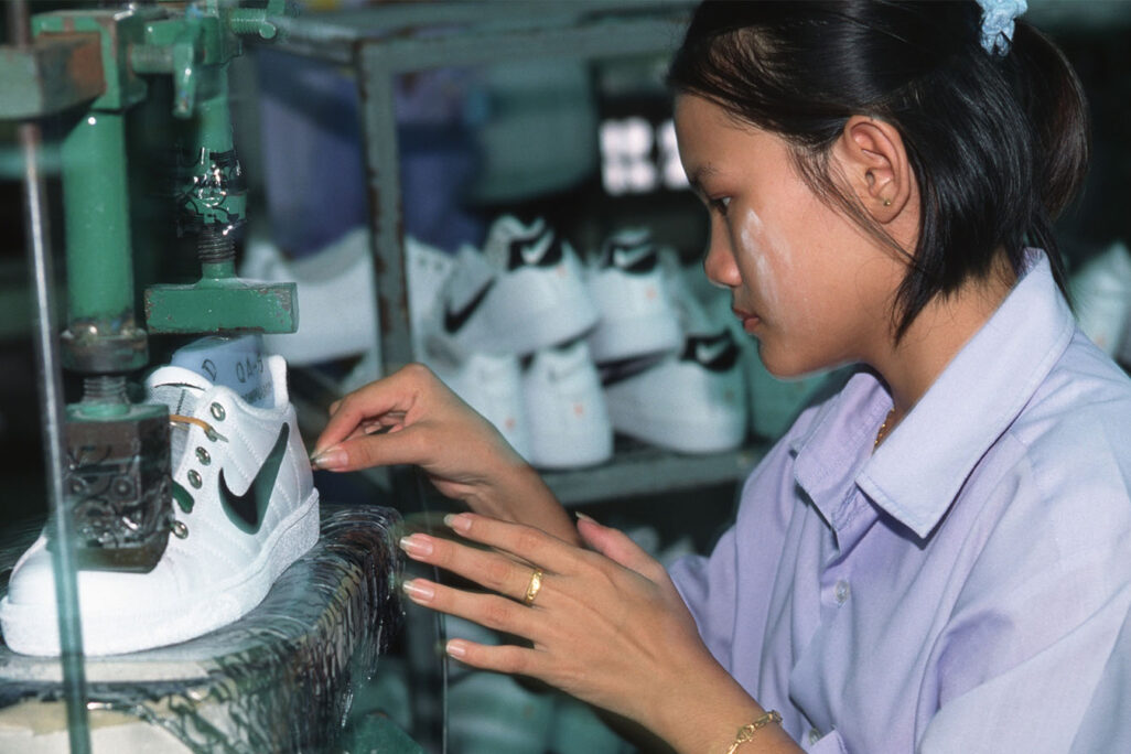 עובדת במפעל לייצור נעליים בתאילנד (צילום: Photo by Yvan Cohen/LightRocket via Getty Images).