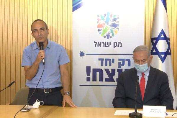 ראש הממשלה בנימין נתניהו, וממונה הקורונה פרופ' רוני גמזו בביקור במשל"ט הקורונה (צילום מסך)