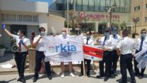 הפגנת עובדי ארקיע מול מלון אורכידאה שבבעלות האחים נקש (צילום: יח"צ)