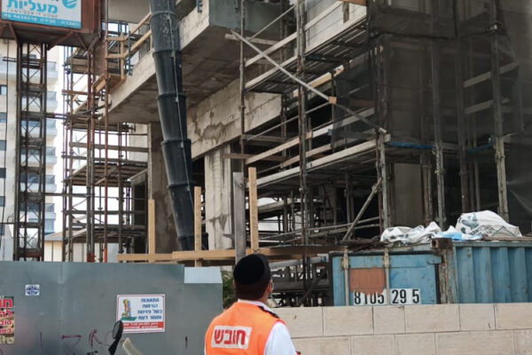זירת התאונה בחדרה בה נהרג קסאם סולימאן לאחר שנפל מפיגום באתר בניה ונהרג (צילום: דוברות איחוד הצלה)