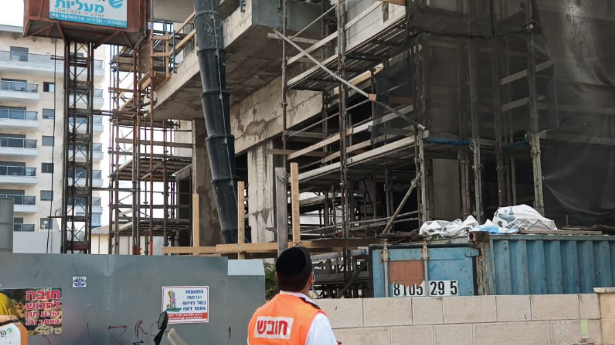 זירת התאונה בחדרה בה נהרג קסאם סולימאן לאחר שנפל מפיגום באתר בניה ונהרג (צילום: דוברות איחוד הצלה)