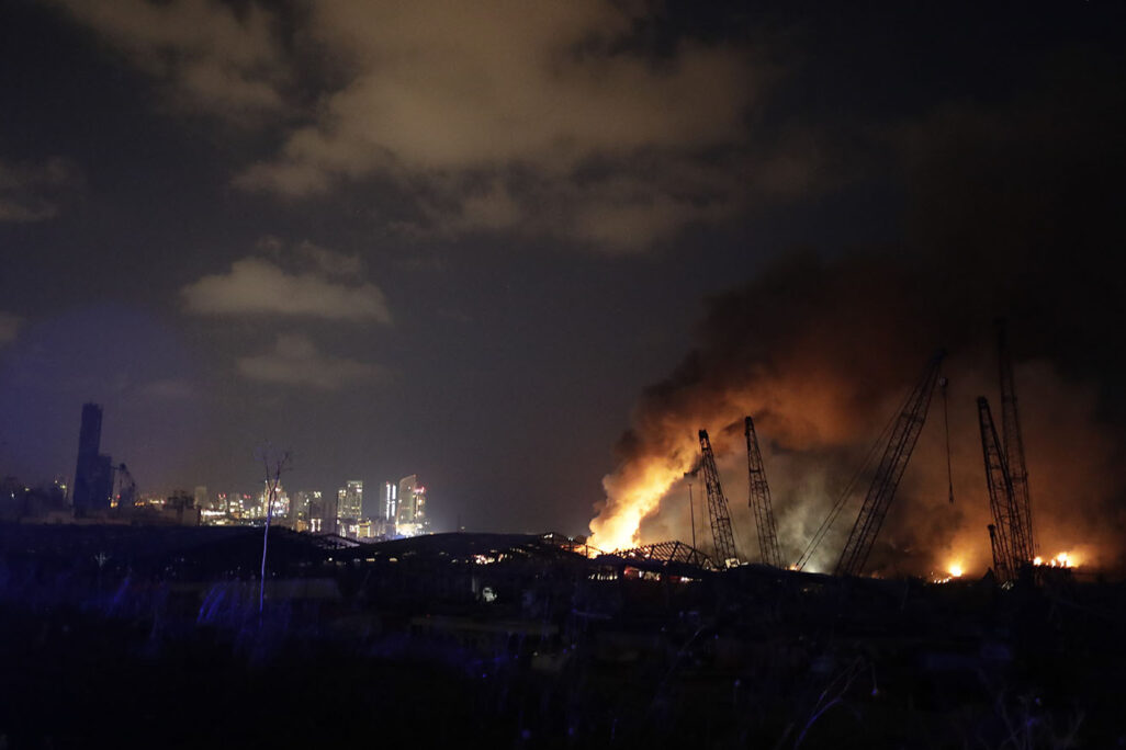 עשן ולהבות מיתמרים מעל אתר הפיצוץ בביירות (צילום: AP Photo/Hassan Ammar)