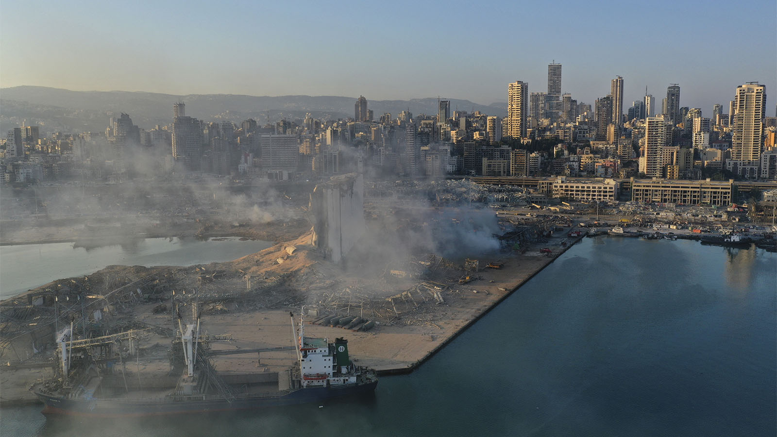 זירת הפיצוץ בבירות. מה שנראה כערימת חול במרכז התמונה היה מאגר החיטה הגדול בלבנון (AP Photo/Hussein Malla)
