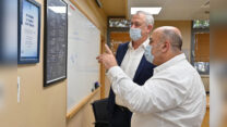 שר הביטחון, בני גנץ עם מנהל המכון הביולוגי בנס-ציונה, פרופ' שמואל שפירא. אוגוסט 2020 (צילום: דוברות)