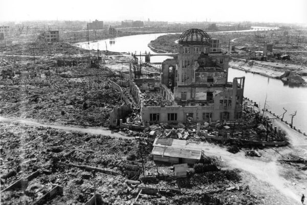 הריסות העיר הירושימה והמבנה שלימים הפך למוזיאון השלום (Photo by US Army, Courtesy of the Hiroshima Peace Memorial Museum)