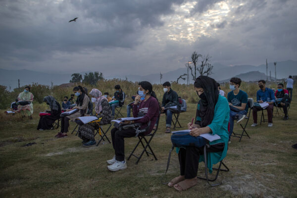 תלמידים קשמירים משתתפים בשיעור בוקר בשטח שמיועד לתפילה (AP Photo/Dar Yasin)