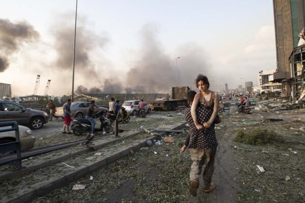 נערה מופנת מאזור הפיצוץ בביירות. 4 באוגוסט (AP Photo/Hassan Ammar)