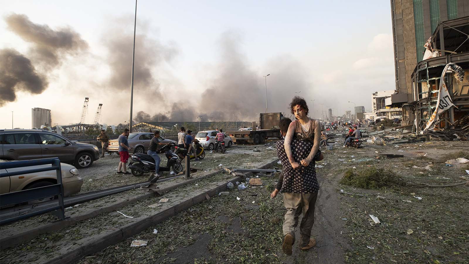 נערה מופנת מאזור הפיצוץ בביירות. 4 באוגוסט (AP Photo/Hassan Ammar)
