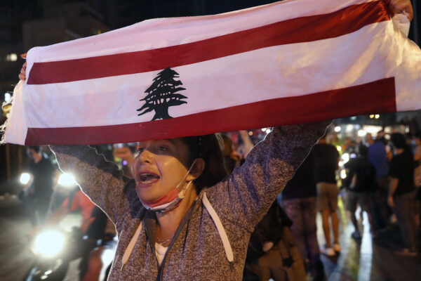 מפגינה בלבנון בהפגנה נגד השלטון שאשם במשבר הכלכלי החריף במדינה לטענתם (צילום: AP Photo / Hussein Malla).