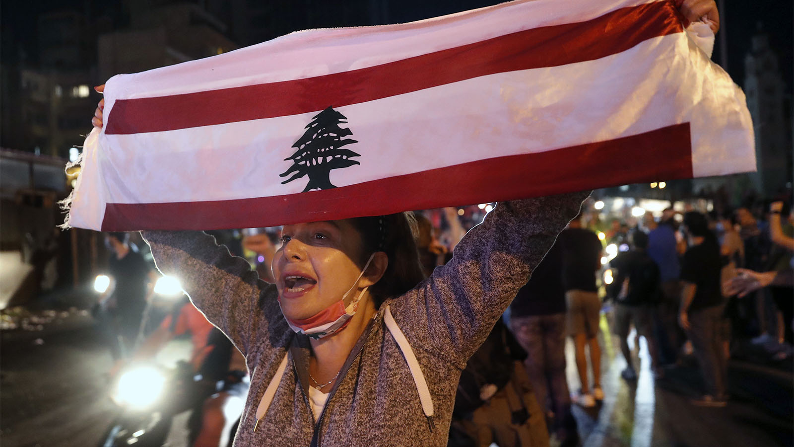 متظاهرة في لبنان ضد السلطة المتهمة بالازمة الاقتصادية الحادة في الدولة حسب ادعائهم (تصوير: AP Photo / Hussein Malla).