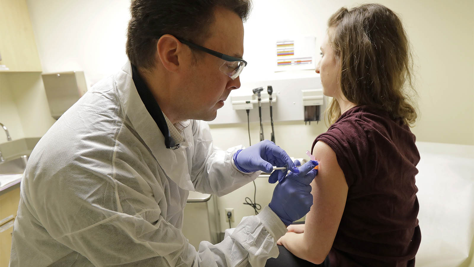 תחילת שלב הניסויים בבני-אדם בדרך למציאת חיסון לנגיף הקורונה. סיאטל, ארה&quot;ב. מרץ 2020 (AP Photo/Ted S. Warren, File)