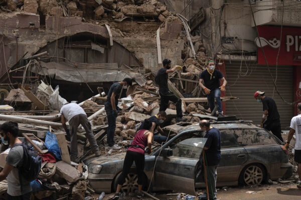 אנשים מפנים פסולת ומחפשים נעדרים בביירות, לבנון. 7 באוגוסט 2020. (צילום: AP Photo/Felipe Dana)