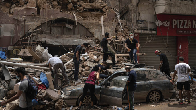 אנשים מפנים פסולת ומחפשים נעדרים בביירות, לבנון. 7 באוגוסט 2020. (צילום: AP Photo/Felipe Dana)