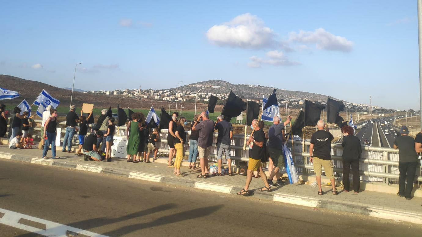 מפגינים בגשר הושעיה (צילום: הדגלים השחורים)