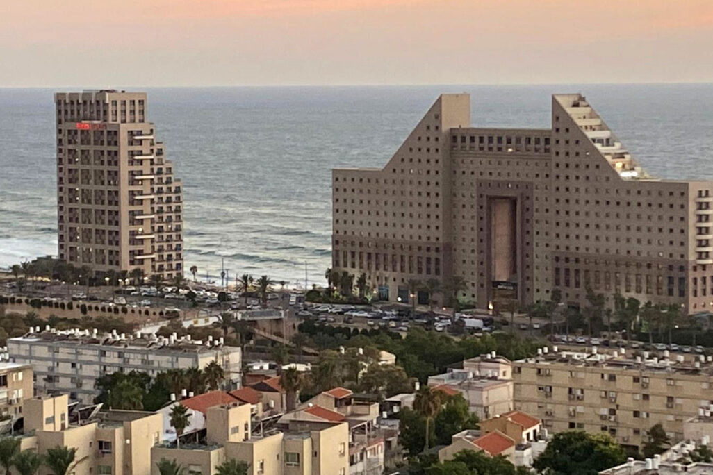מגדלי חוף הכרמל בחיפה. העיר נותרה זולה יחסית, אבל מחירי השכירות בה זינקו ב-34% (צילום: יעל אלנתן)
