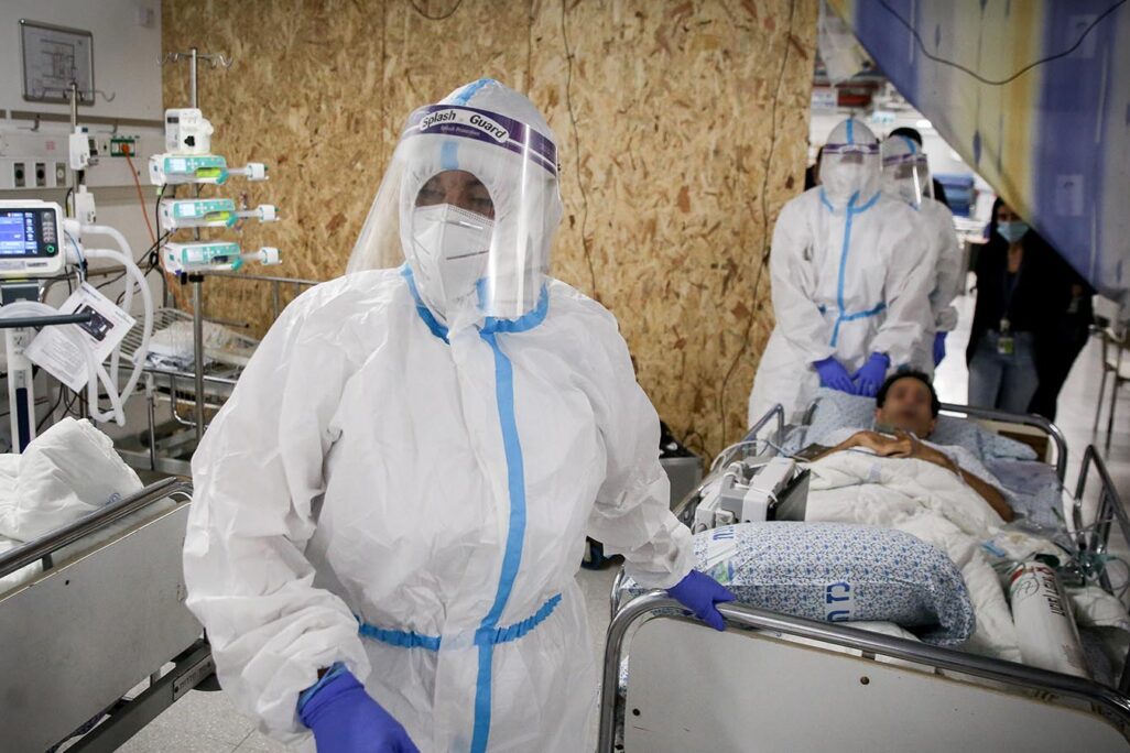צוות רפואי במרכז זיו בצפת. (צילום: דוד כהן/פלאש90)