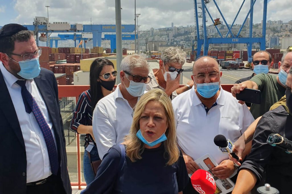 יו"ר ועדת הפנים מיקי חיימוביץ בסיור בנמל חיפה (צילום: ארז רביב)