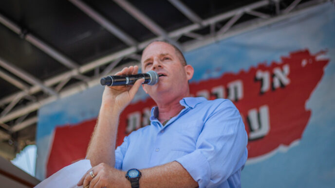 Gil Hovav, speaking to protesters during a rally (Photo: Yaniv Tal)