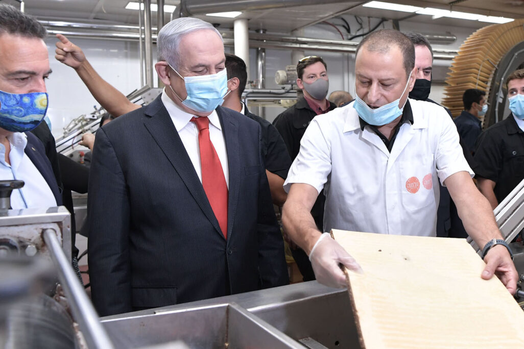 ביקור ראש הממשלה בנימין נתניהו עם שר האוצר ישראל כץ במפעל גילרו לייצור ופלים סמוך לבית שמש. (צילום: קובי גדעון/לע״מ) ביקור ראש הממשלה בנימין נתניהו עם נשיא התעשיינים רון תומר במפעל גילרו לייצור ופלים סמוך לבית שמש. (צילום: קובי גדעון/לע״מ)