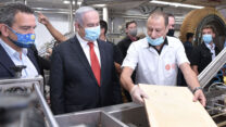 ביקור ראש הממשלה בנימין נתניהו עם נשיא התעשיינים רון תומר במפעל גילרו לייצור ופלים סמוך לבית שמש. (צילום: קובי גדעון/לע״מ)