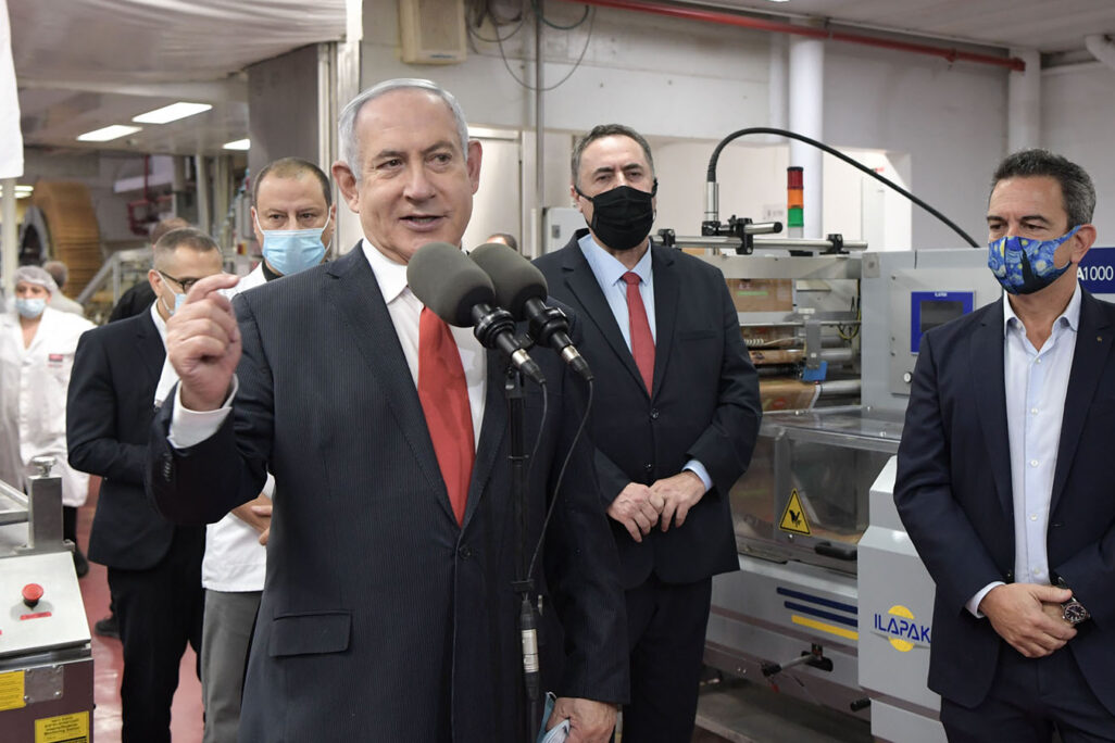 ביקור ראש הממשלה בנימין נתניהו עם שר האוצר ישראל כץ במפעל גילרו לייצור ופלים סמוך לבית שמש. (צילום: קובי גדעון/לע״מ)
