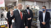 ביקור ראש הממשלה בנימין נתניהו עם שר האוצר ישראל כץ במפעל גילרו לייצור ופלים סמוך לבית שמש. (צילום: קובי גדעון/לע״מ)
