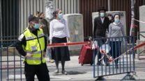 מחסום משטרתי בשכונה בירושלים, בשל מגיפת הקורונה. 19 באפריל. (צילום: אוליבייה פיטוסי/פלאש90)