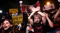 הפגנת ההורים בתל אביב. (צילום: מרים אלטשר/פלאש90)
