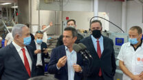 נשיא התאחדות התעשיינים, ד״ר רון תומר וראש הממשלה, ביבי נתניהו. (קרדיט: דוברות התאחדות התעשיינים)