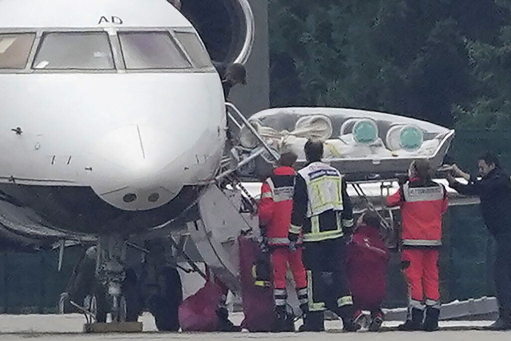 אלכסי נבלני מובל באלונקה מהמטוס לבית חולים בברלין. 22 באוגוסט (Michael Kappeler/dpa via AP)