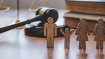 הורות משותפת בהליך משפטי (צילום: Shutterstock, עיבוד: אידאה)