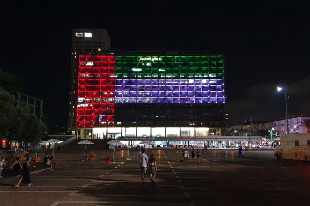 הארת בניין עיריית תל אביב-יפו בדגל איחוד האמירויות (צילום: דוברות עיריית תל אביב)