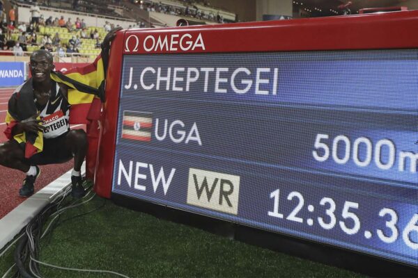 האצן האוגנדי ג'ושוע צ'פטגיי לאחר ששבר את שיא העולם בריצת 5,000 מטר באליפות הדיימונד ליג במונקו, 14 באוגוסט 2020 (Valery Hache /Pool Via AP)