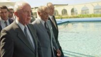רה"מ ושר הביטחון, יצחק רבין עם שר החוץ, שמעון פרס בביקור בארמון המלכותי ברבאט אצל מלך מרוקו, חסן ה-2. ה-14 בספטמבר 1993 (AP Photo/Nati Harnik)