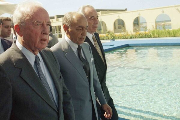 רה"מ ושר הביטחון, יצחק רבין עם שר החוץ, שמעון פרס בביקור בארמון המלכותי ברבאט אצל מלך מרוקו, חסן ה-2. ה-14 בספטמבר 1993 (AP Photo/Nati Harnik)