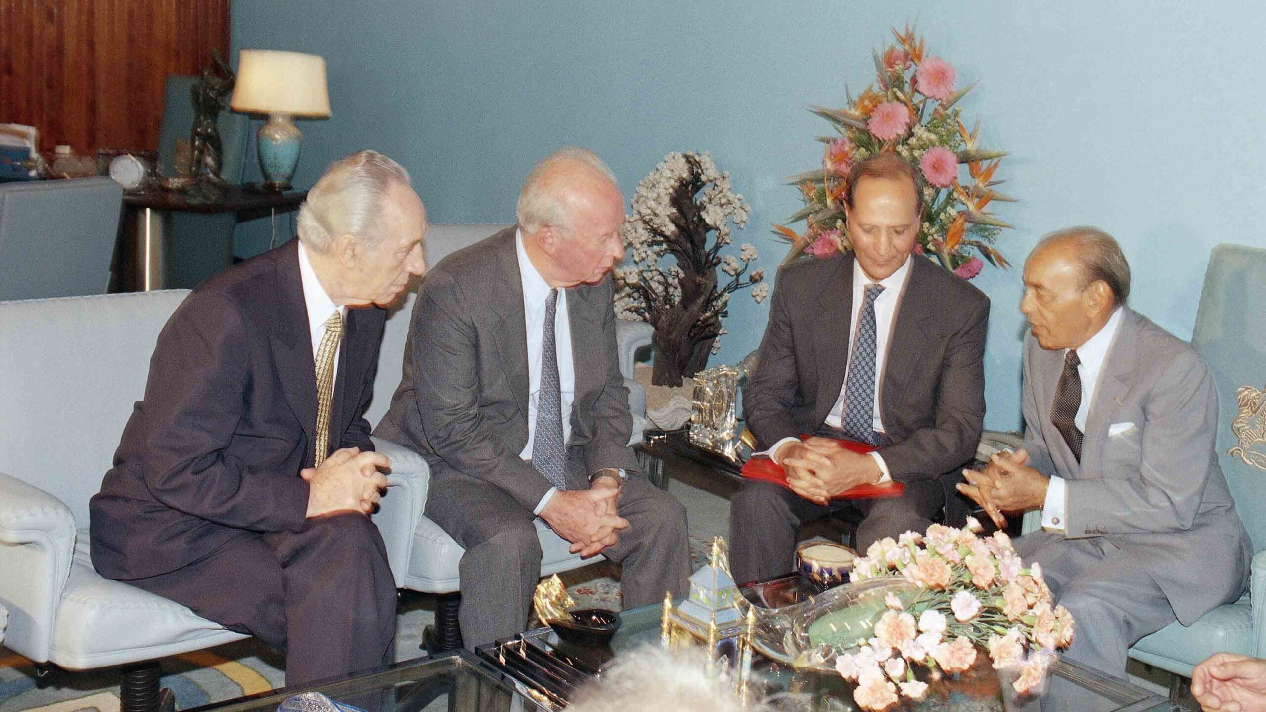 רה&quot;מ ושר הביטחון, יצחק רבין עם שר החוץ, שמעון פרס בביקור בארמון המלכותי ברבאט אצל מלך מרוקו, חסן ה-2. ה-14 בספטמבר 1993 (AP Photo/Nati Harnik)