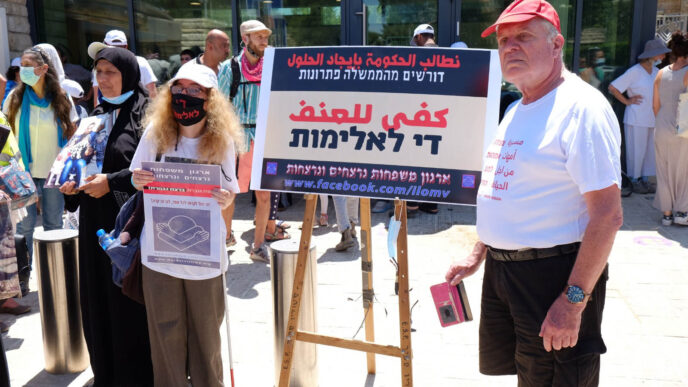 עוזיעם ספיר (מימין) בצעדת נשים נגד אלימות בירושלים: &quot;רצח הוא רצח הוא רצח&quot;. (צילום: דוד טברסקי)