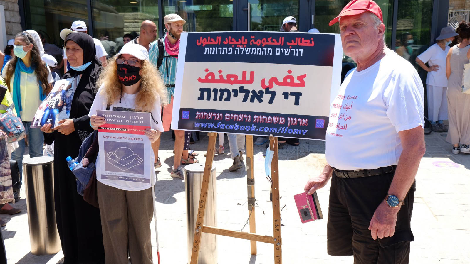 عوزيعام سابير (من اليمين) في مسيرة نساء ضد العنف في مدينة القدس: &quot;القتل هو قتل هو قتل&quot;. (تصوير: دافيد طبرسكي)