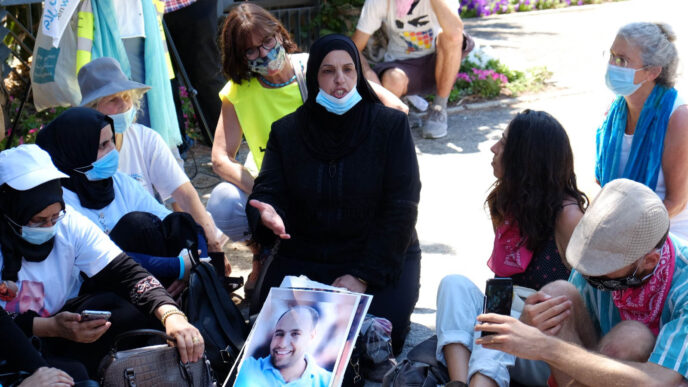  אום עלאא' נבאבתה (במרכז), בצעדת נשים נגד אלימות בירושלים: &quot;משחדים את הכנופיות עם נשק וסמים תמורת שיתוף פעולה&quot;. (צילום: דוד טברסקי)